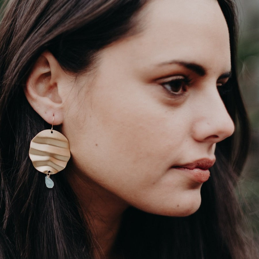 CRINKLE CUT EARRINGS WITH BEAD