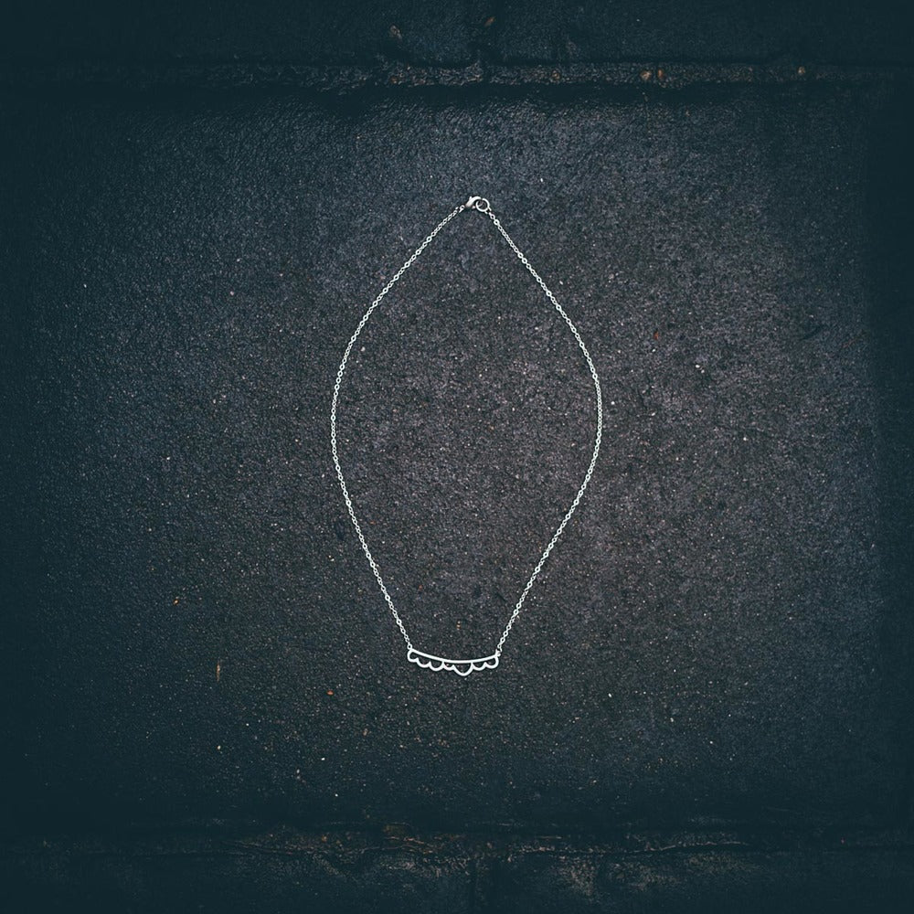 CURVED CLOUD BAR NECKLACE