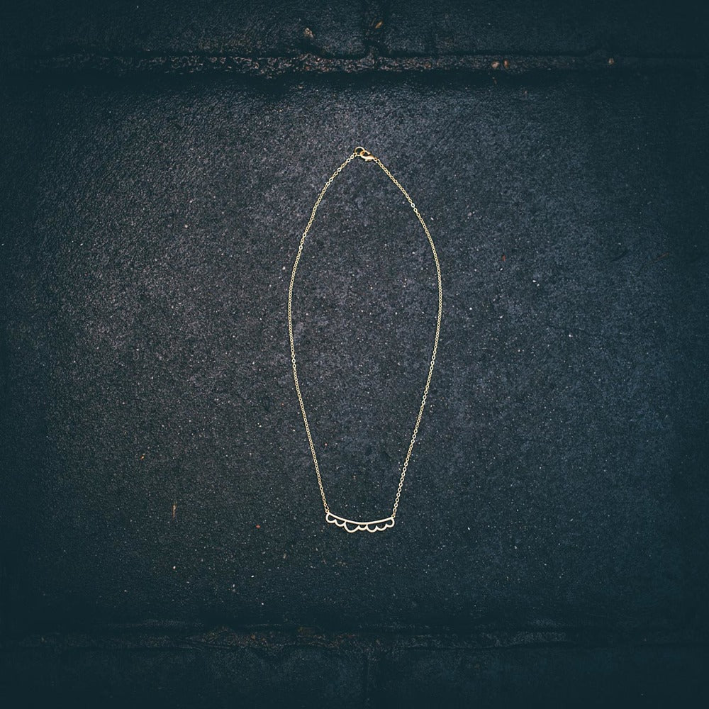 CURVED CLOUD BAR NECKLACE