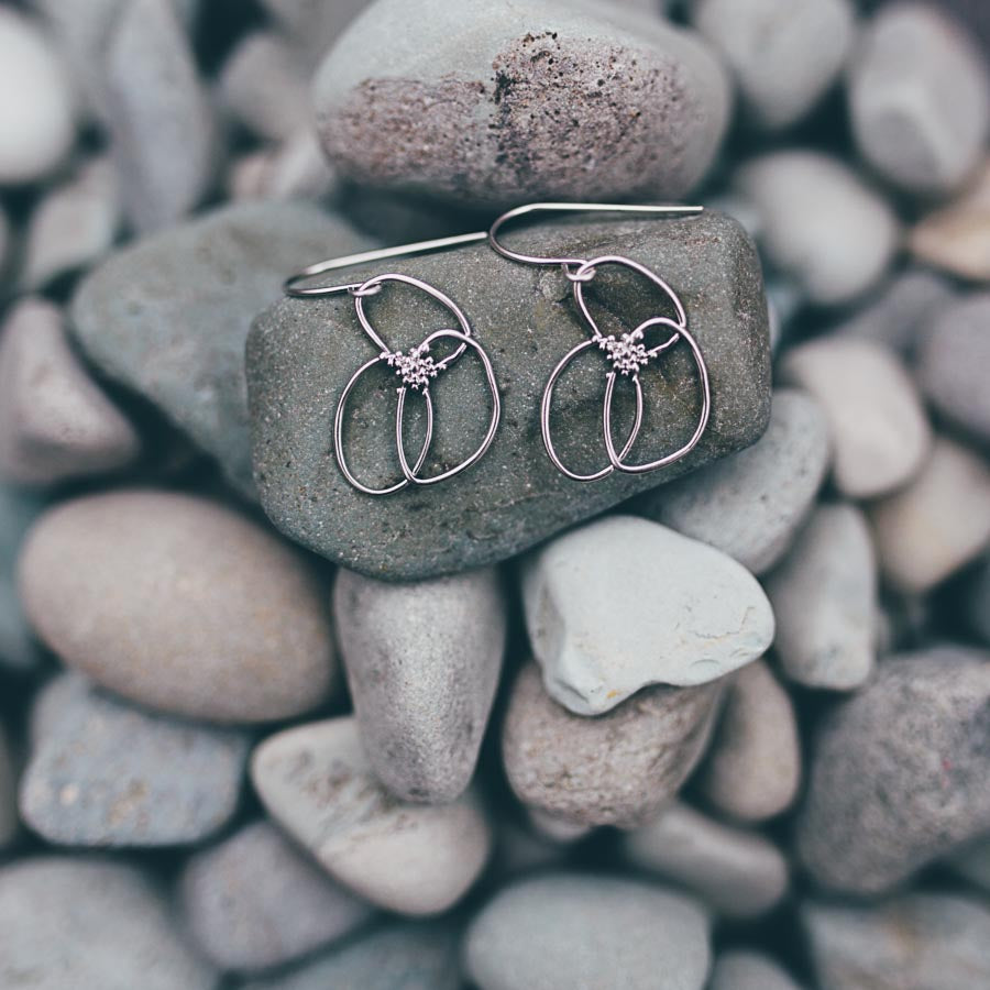 LINE ART FLOWER EARRINGS