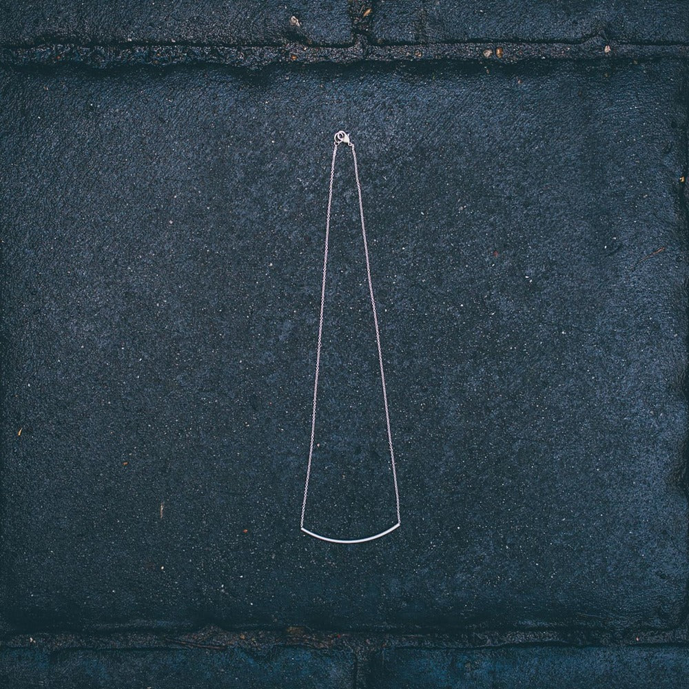 DELICATE CURVED TUBE NECKLACE