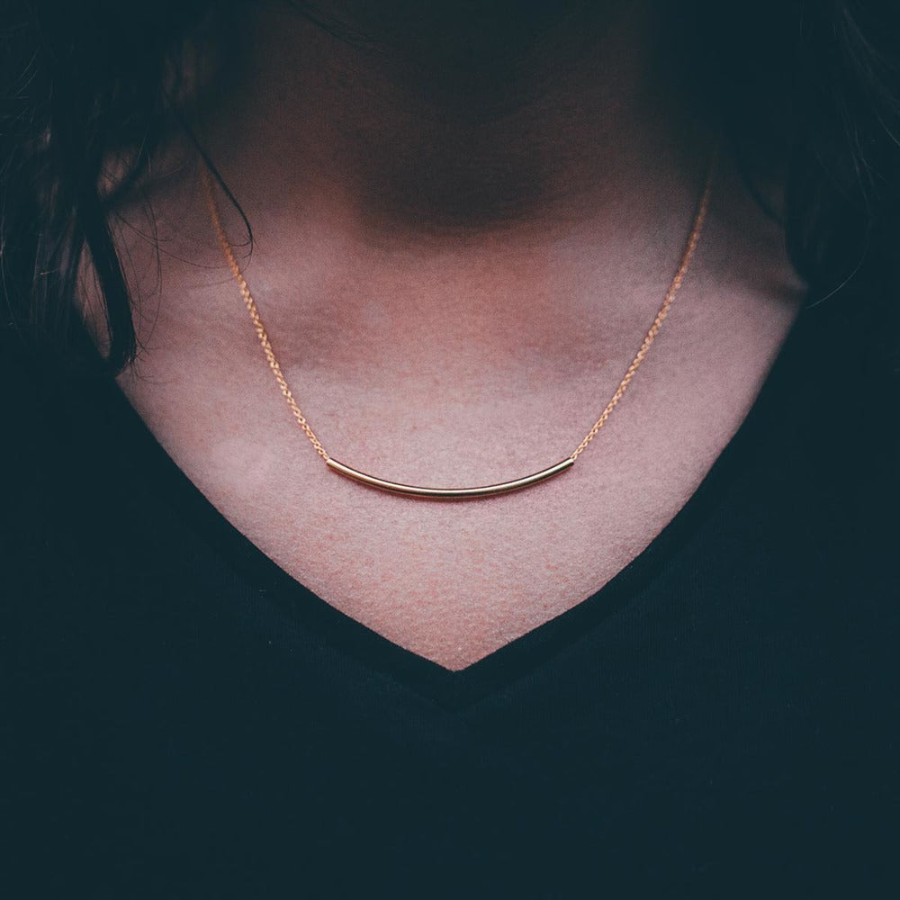 DELICATE CURVED TUBE NECKLACE