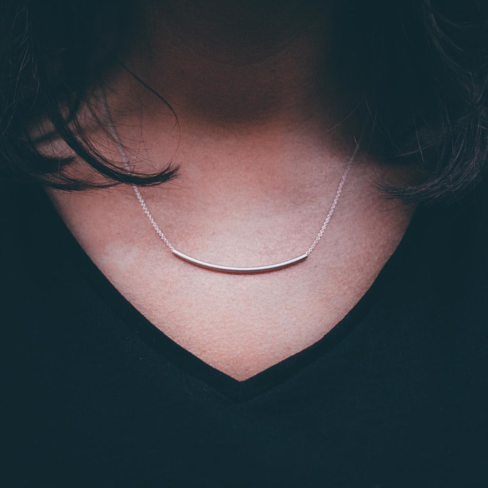 DELICATE CURVED TUBE NECKLACE