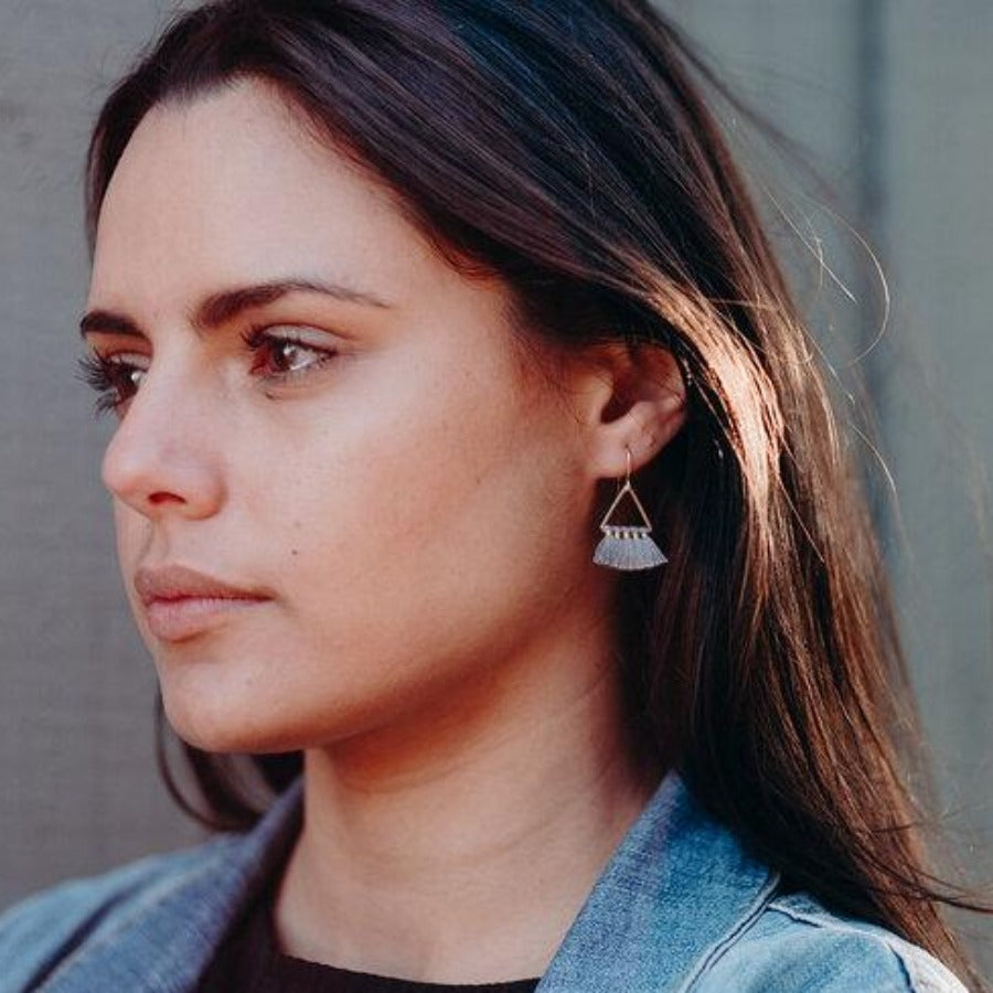 DELICATE TASSEL EARRINGS (GREY)