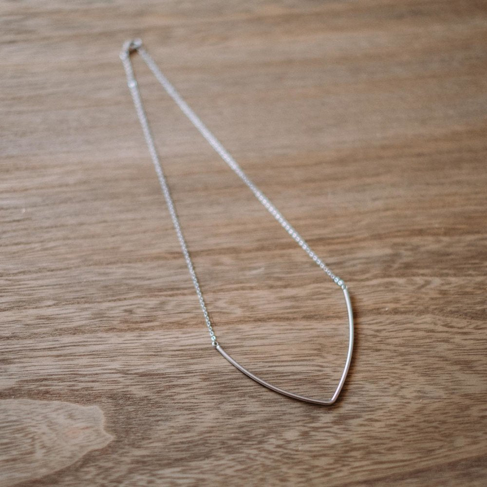 'V' PENDANT NECKLACE