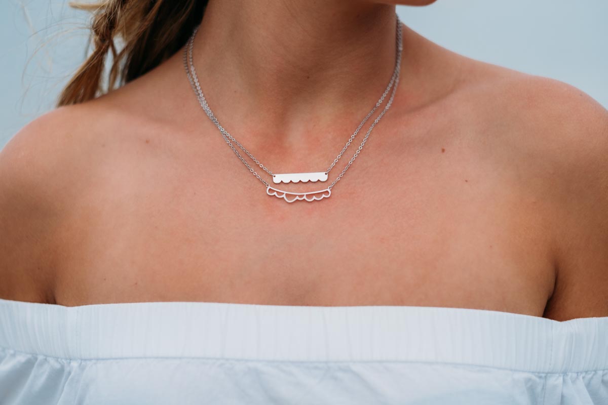 CURVED CLOUD BAR NECKLACE