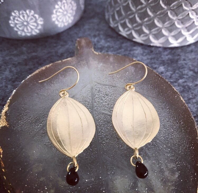 BLACK BEAD DANGLE EARRINGS