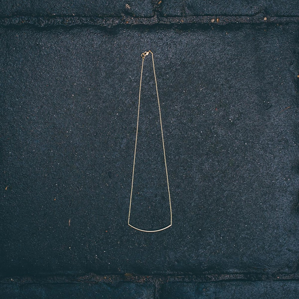 DELICATE CURVED TUBE NECKLACE