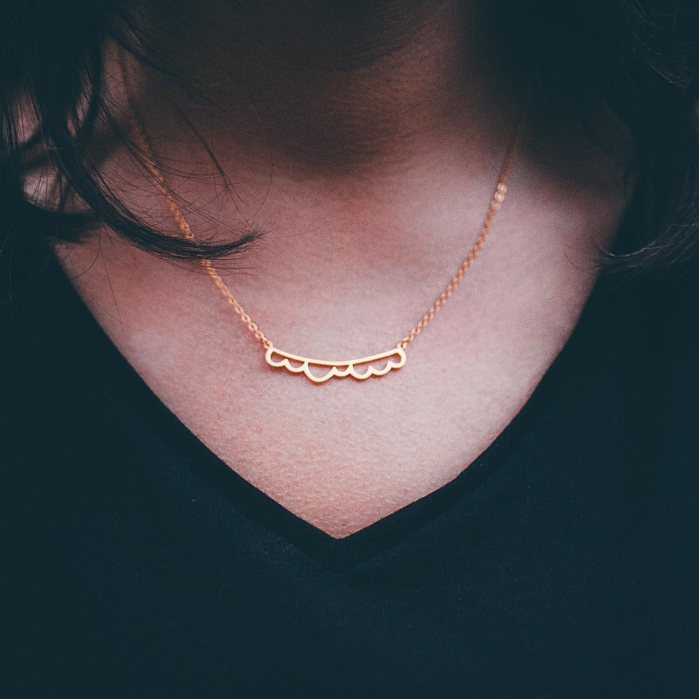 CURVED CLOUD BAR NECKLACE